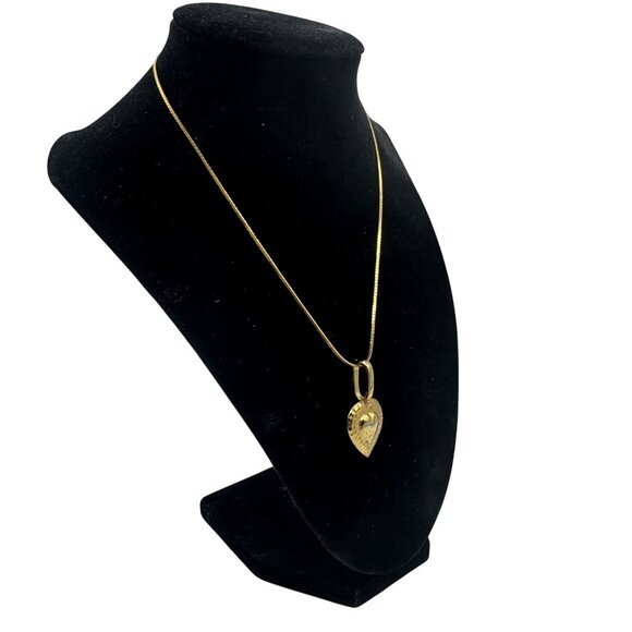 Gold Tone Hammered Heart Pendant Necklace 16 Inch Snake Chain Clasp Detail - Picture 4 of 5